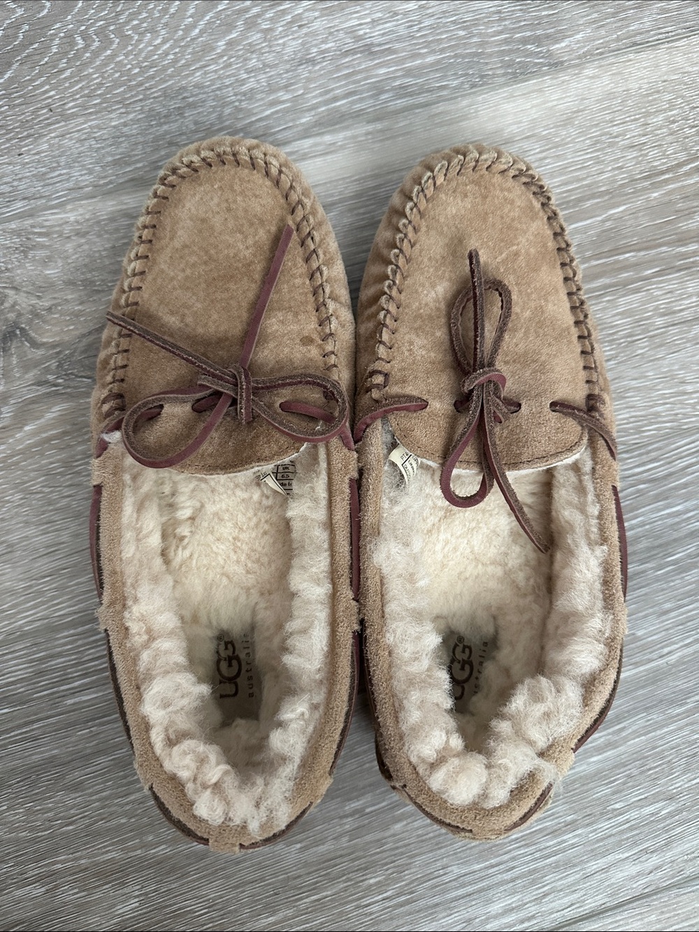 WORN ONCE UGG Women’s Chestnut Suede Dakota Moccasin Slippers Size 8